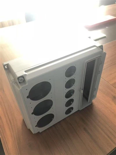 MACCHINAZIONE CNC con scatola di plastica personalizzata